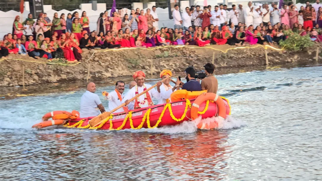 મહંતશ્રી ત્રીકમદાસજી મહારાજના કર કમલો દ્વારા ગોવર્ધન પર્વત સતાપર મધ્યે ચુંદડી મનોરથ ઉજવાયો.